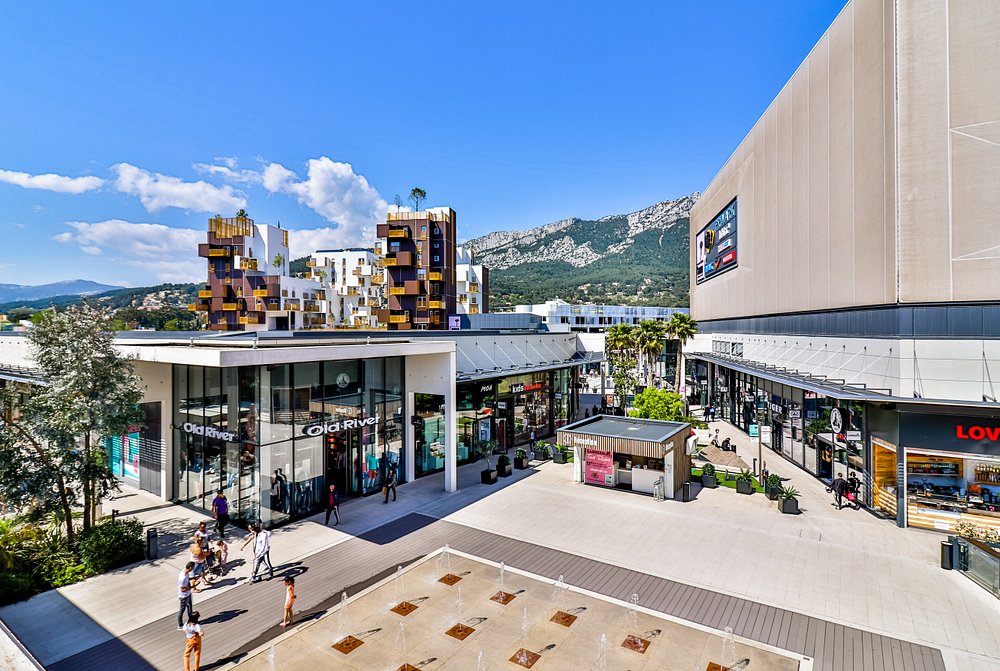 Avenue 83 Shopping Center in Toulon, France